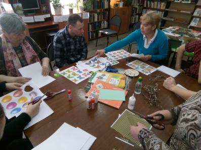 12 апреля в Наволокской библиотеке семейного чтения состоялся мастер – класс «Изготовление пасхальной поздравительной открытки»